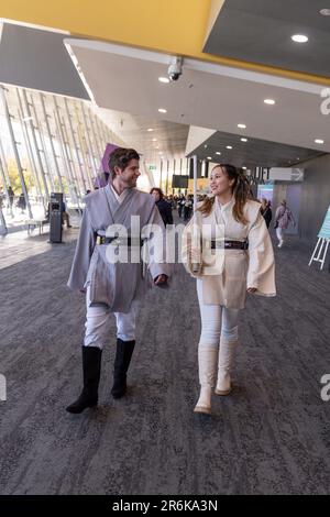 Melbourne, Australie. 10th juin 2023. Deux chevaliers Jedi se dirigent pour l'ouverture pendant l'OzComicCon 2023. Oz Comic con Melbourne ! L'événement a réuni une communauté dynamique de fans et de cojoueurs, transformant le centre de congrès en un havre de culture pop. Les cojoueurs ont ébloui par leurs costumes élaborés, incarnant des personnages bien-aimés de bandes dessinées, de films et d'anime. Les célébrités ont fait participer le public à des panels captivants et à des séances de questions-Réponses, en partageant des histoires en coulisses et des idées inspirantes. Les exposants ont présenté un Trésor de collectibles, de marchandises et d'œuvres d'art, attirant à Banque D'Images