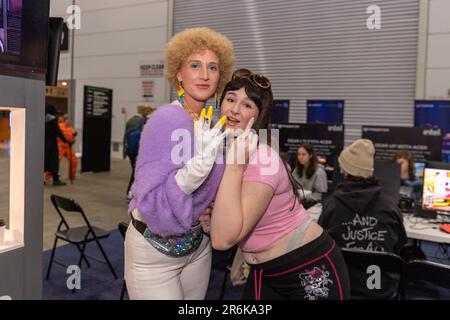 Melbourne, Australie. 10th juin 2023. Les cojoueurs vêtus comme Kath et Kim posent pendant l'OzComicCon 2023. Oz Comic con Melbourne ! L'événement a réuni une communauté dynamique de fans et de cojoueurs, transformant le centre de congrès en un havre de culture pop. Les cojoueurs ont ébloui par leurs costumes élaborés, incarnant des personnages bien-aimés de bandes dessinées, de films et d'anime. Les célébrités ont fait participer le public à des panels captivants et à des séances de questions-Réponses, en partageant des histoires en coulisses et des idées inspirantes. Les exposants ont présenté un Trésor de collectibles, de marchandises et d'œuvres d'art, attirant Banque D'Images