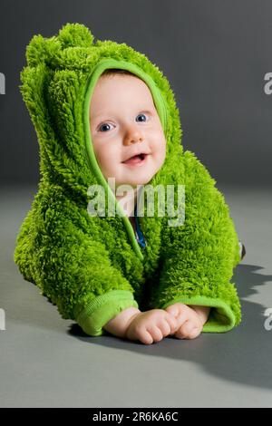 Un joli bébé en costume de grenouille à fourrure Banque D'Images