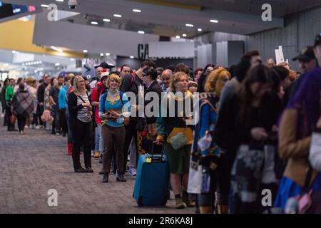 Melbourne, Australie. 10th juin 2023. Fans et cojoueurs vus à la billetterie pendant l'OzComicCon 2023. Oz Comic con Melbourne ! L'événement a réuni une communauté dynamique de fans et de cojoueurs, transformant le centre de congrès en un havre de culture pop. Les cojoueurs ont ébloui par leurs costumes élaborés, incarnant des personnages bien-aimés de bandes dessinées, de films et d'anime. Les célébrités ont fait participer le public à des panels captivants et à des séances de questions-Réponses, en partageant des histoires en coulisses et des idées inspirantes. Les exposants ont présenté un Trésor de collectibles, de marchandises et d'œuvres d'art, entic Banque D'Images