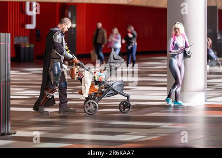 Melbourne, Australie. 10th juin 2023. Le Mandalorien retire son casque pour pousser un pram pendant l'OzComicCon 2023. Oz Comic con Melbourne ! L'événement a réuni une communauté dynamique de fans et de cojoueurs, transformant le centre de congrès en un havre de culture pop. Les cojoueurs ont ébloui par leurs costumes élaborés, incarnant des personnages bien-aimés de bandes dessinées, de films et d'anime. Les célébrités ont fait participer le public à des panels captivants et à des séances de questions-Réponses, en partageant des histoires en coulisses et des idées inspirantes. Les exposants ont présenté un Trésor de collectibles, de marchandises et d'œuvres d'art, Banque D'Images