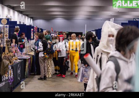 Melbourne, Australie. 10th juin 2023. Les fans ont atteint l'étage de la convention lors de l'OzComicCon 2023. Oz Comic con Melbourne ! L'événement a réuni une communauté dynamique de fans et de cojoueurs, transformant le centre de congrès en un havre de culture pop. Les cojoueurs ont ébloui par leurs costumes élaborés, incarnant des personnages bien-aimés de bandes dessinées, de films et d'anime. Les célébrités ont fait participer le public à des panels captivants et à des séances de questions-Réponses, en partageant des histoires en coulisses et des idées inspirantes. Les exposants ont présenté un Trésor de collectibles, de marchandises et d'œuvres d'art, attirant ainsi les participants Banque D'Images