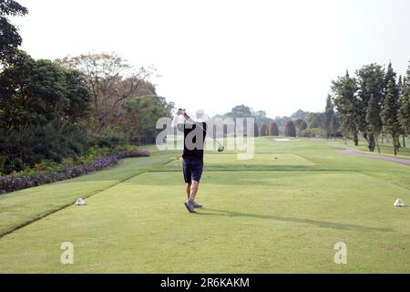 Jakarta, Indonésie - 5 juin 2023 : joueur de golf sur le parcours. Le golfeur prend une photo. Banque D'Images