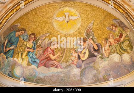 Naples - la mosaïque de l'Esprit Saint parmi les anges avec les instruments de musique dans l'église Basilique dell Incoronata Madre del Buon Consiglio Banque D'Images