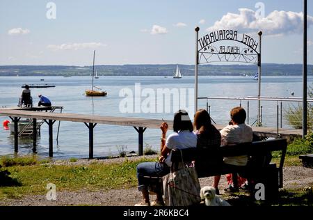 Sur le lac de Constance, les gens sur le banc du parc, Immenstaad, jetée Banque D'Images