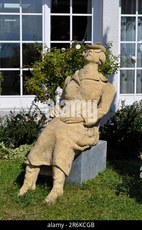 Langenargen, sur le lac de Constance, dans le jardin du château de Montfort, femme Sculpture bains de soleil Banque D'Images