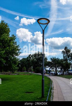 Lampost, ciel bleu et contrailles à Waren (Müritz), Mecklembourg-Poméranie-Occidentale, Allemagne Banque D'Images