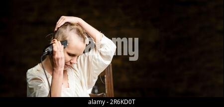 La femme coupe complètement ses cheveux. Bannière, place pour le texte. Préparation pour la chimiothérapie. Banque D'Images