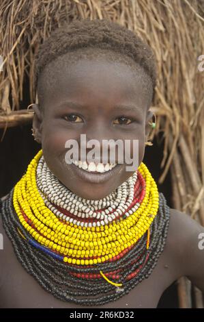 Nyangatom fille avec perles colliers, Omo River Valley, Ethiopie, Bume, Buma, Bumi Banque D'Images