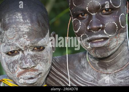 Surma man et Surma boy avec peinture de corps, peinture de visage, Kibish, Omo Valley, Ethiopie Banque D'Images