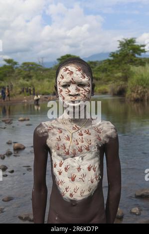 Surma garçon avec peinture de corps, peinture de visage, Kibish, Omo Valley, Ethiopie Banque D'Images