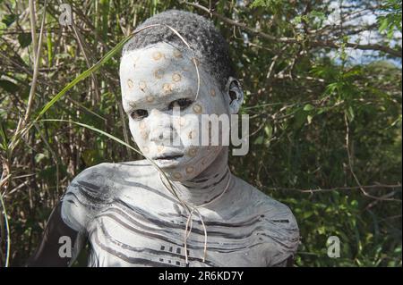 Surma garçon avec peinture de corps, peinture de visage, tribu de Surma, Kibish, Omo Valley, Éthiopie Banque D'Images