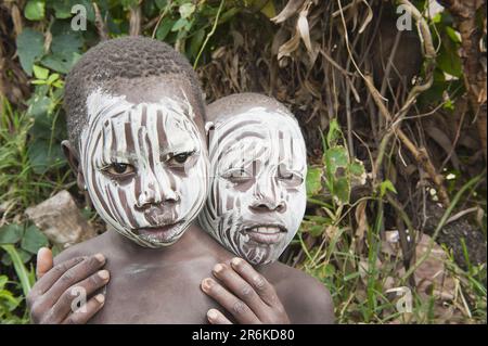 Surma garçons avec peinture de corps, peinture de visage, tribu de Surma, Kibish, Omo Valley, Éthiopie Banque D'Images