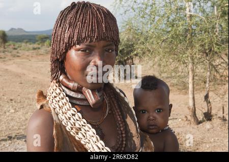 Femme Hamar avec bébé, collier de coquillages de cowrie, tribu Hamar, vallée d'Omo, sud de l'Ethiopie, Hamar Banque D'Images