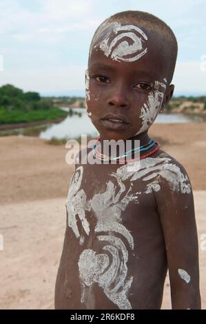 Karo garçon avec peinture de corps, Omo Valley, sud de l'Ethiopie, Karo Banque D'Images