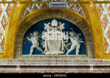 ROME, VATICAN - MARTH 9, 2023: Voici les armoiries du Pape Clément XIII dans la niche de l'une des salles des musées du Vatican. Banque D'Images