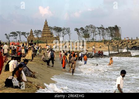 Plage et 7th siècle temple de la rive création de Pallava à Mahabalipuram Mamallapuram, Tamil Nadu Tamilnadu, Inde du Sud, Inde, Asie. Le monde de l'UNESCO Banque D'Images