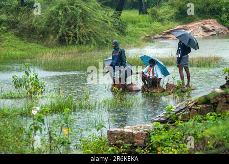 Village qui pêche pendant un jour pluvieux, Tamil Nadu, Inde du Sud, Inde, Asie Banque D'Images