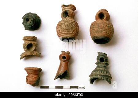 Pipes de fumée en terre cuite du 7th siècle, Tamil Nadu, Inde du Sud, Inde, Asie Banque D'Images