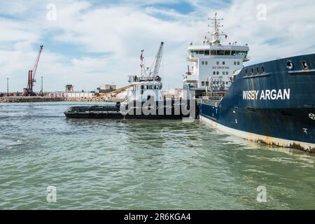 Coordination maritime : remorqueur engagé dans le remorquage de navires au port de Laayoune Banque D'Images