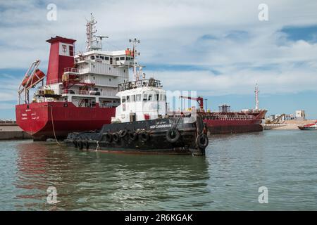 Les casques du port : opérations de remorqueurs dans le port de Laayoune, au Maroc Banque D'Images