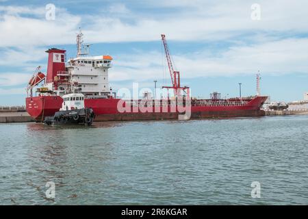 Remorqueur : assistance active aux navires au port de Laayoune, dans le sud du Maroc Banque D'Images