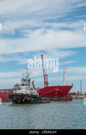 Ancrage des mers : remorqueur facilitant le mouvement des navires au port de Laayoune, Maroc Banque D'Images