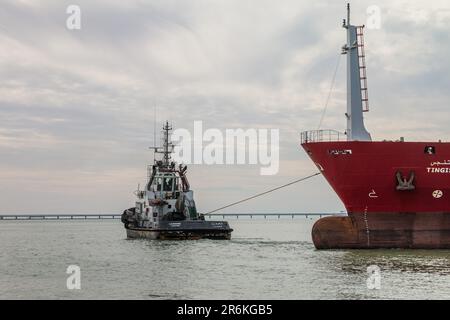 Nautical Powerhouse: Remorqueur assistant la navigation maritime au port de Laayoune, Maroc Banque D'Images