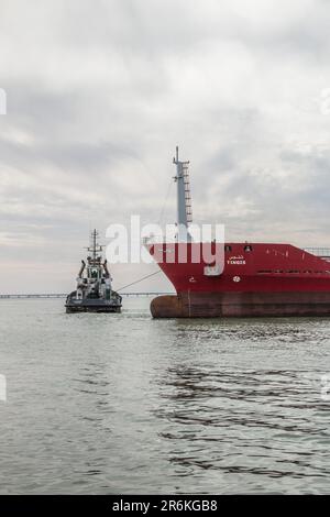 Tâches essentielles du port : opérations de remorqueurs au port de Laayoune, sud du Maroc Banque D'Images