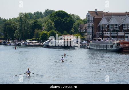 Les rameurs se rendent le long de la Tamise à Henley-on-Thames, dans l'Oxfordshire. Date de la photo: Samedi 10 juin 2023. Banque D'Images