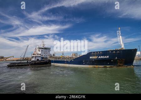 Soutien à la navigation : activités en bateau à moteur au port de Laayoune, sud du Maroc Banque D'Images