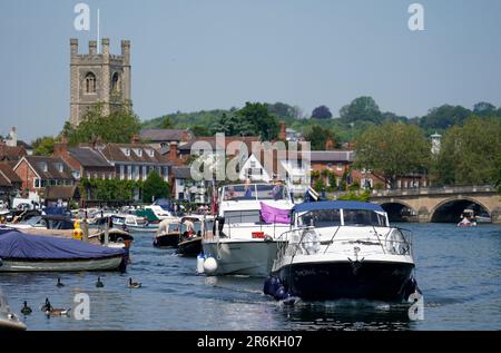 Des bateaux sont conduits le long de la Tamise à Henley-on-Thames, dans l'Oxfordshire. Date de la photo: Samedi 10 juin 2023. Banque D'Images