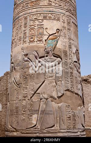 Relief dans la colonne, Haroeris et Temple Sobek, Kom Ombo, Égypte Banque D'Images