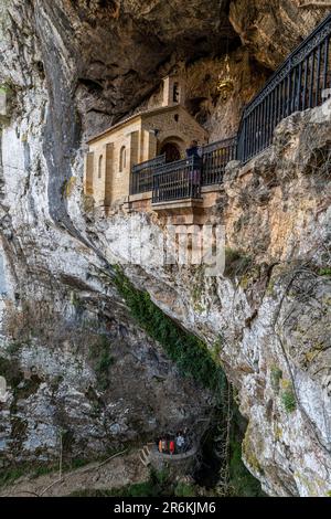 Sanctuaire sous la BasAlica de Santa MarAa la Real de Covadonga, Parc National Picos de Europa, Asturies, Espagne, Europe Banque D'Images