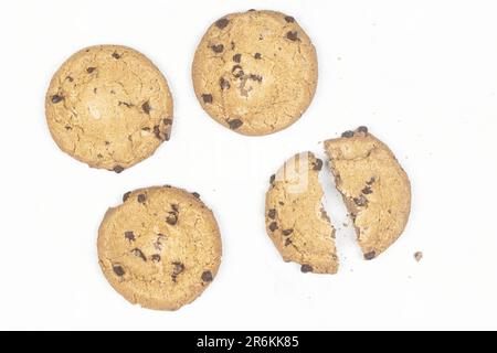 Une gamme de biscuits aux pépites de chocolat fraîchement cuits disposés dans une rangée propre sur une table Banque D'Images