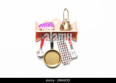 Une image vibrante d'une gamme d'accessoires de cuisine pour enfants soigneusement disposés sur une étagère Banque D'Images
