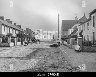 Vue de la fin du siècle 19th sur Castleconnell, un village du comté de Limerick sur les rives de la rivière Shannon. Les ruines du 'Château de Connell' dont le nom du village dérive, a été construit sur un affleurement rocheux surplombant le coude de la rivière. Il a été détruit dans un siège par l'armée du général Ginkel, luttant pour soutenir l'armée de Guillaume d'Orange à la fin du 17th siècle. Banque D'Images