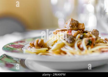 Accent sélectif sur les pâtes traditionnelles italiennes 'spaghetti au poisson', spaghetti au poisson et sauce tomate et légumes. Banque D'Images