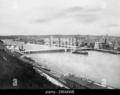 Vue de la fin du siècle 19th sur la rivière Suir qui coule sous le pont en bois et en fer remplacé par le pont Rice au début de 1980s. Waterford City, dans le sud-est de l'Irlande, est la plus ancienne ville de la République d'Irlande. Le port de Waterford a été un port important pendant plus d'un millénaire et pendant le 19th siècle, l'emplacement du chantier naval de Neptune, lorsque la famille Malcomson, a construit et exploité la plus grande flotte de vapeur de fer dans le monde entre le milieu de 1850s et la fin de 1860s. Banque D'Images