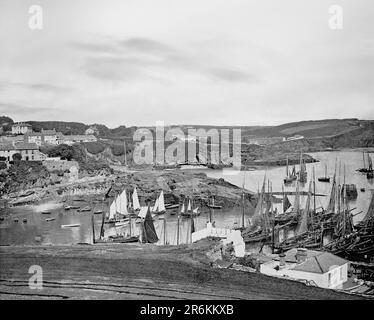 Vue de la fin du 19th siècle sur de nombreux bateaux de pêche (ou macks) dans Dunmore East, un village touristique et de pêche populaire situé sur la côte sud-est de l'Irlande, à l'ouest du port de Waterford. Banque D'Images