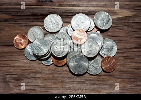 Pile de pièces américaines disposées sur un fond en bois, vue de haut en bas. Patrimoine, épargne ou concepts financiers. Banque D'Images