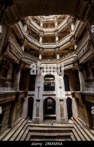 Adalaj Stepwell (Rudabai Stepwell), Adalaj, Gujarat, Inde, Asie Banque D'Images