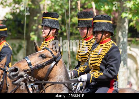 Westminster, Londres, Royaume-Uni. 10th juin 2023. Trooping la couleur doit avoir lieu le 17th juin, et sera la première sous le roi Charles III L'examen est une évaluation finale du défilé militaire avant que l'événement complet ait lieu la semaine prochaine. Les troupes sont passées dans le Mall pour la revue sur Horse Guards Parade, avant de retourner. Kings troupe Royal Horse Artillery cavaliers Banque D'Images