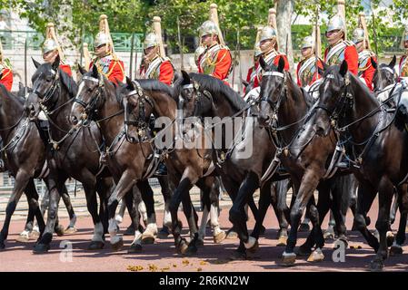 Westminster, Londres, Royaume-Uni. 10th juin 2023. Trooping la couleur doit avoir lieu le 17th juin, et sera la première sous le roi Charles III L'examen est une évaluation finale du défilé militaire avant que l'événement complet ait lieu la semaine prochaine. Les troupes sont passées dans le Mall pour la revue sur Horse Guards Parade, avant de retourner. Cavaliers et chevaux du régiment monté de cavalerie de ménage Banque D'Images