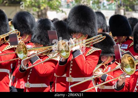 Westminster, Londres, Royaume-Uni. 10th juin 2023. Trooping la couleur doit avoir lieu le 17th juin, et sera la première sous le roi Charles III L'examen est une évaluation finale du défilé militaire avant que l'événement complet ait lieu la semaine prochaine. Les troupes sont passées dans le Mall pour la revue sur Horse Guards Parade, avant de retourner. Bande du tromboniste des Coldstream Guards Banque D'Images