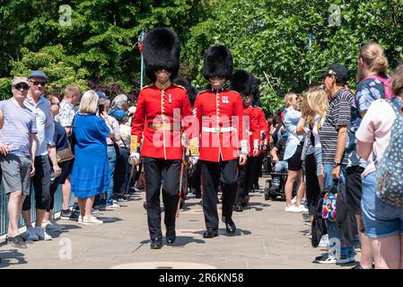 Westminster, Londres, Royaume-Uni. 10th juin 2023. Trooping la couleur doit avoir lieu le 17th juin, et sera la première sous le roi Charles III L'examen est une évaluation finale du défilé militaire avant que l'événement complet ait lieu la semaine prochaine. Les troupes sont passées dans le Mall pour la revue sur Horse Guards Parade, avant de retourner. Les gardes-pieds retournent aux casernes en passant par St. James’s Park et sur le pont, pour lequel ils brisent traditionnellement le pas. Les membres du public s'écartant Banque D'Images