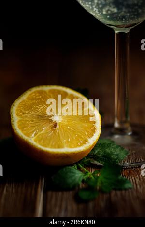 La vie de citron, de verre à cocktail et de feuille de menthe sur une table en bois Banque D'Images