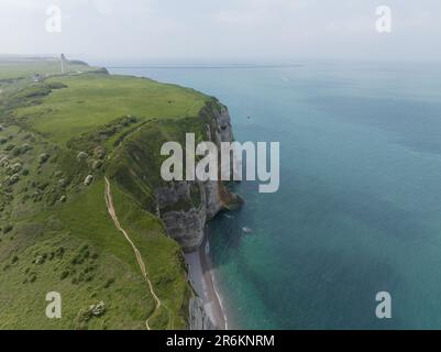 Falaises de craie d'Etretat en France. Vue de dessus vers le bas. Banque D'Images