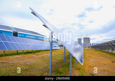 Panneaux photovoltaïques solaires montés au sol sur l'herbe. Système d'énergie solaire. Gros plan. Banque D'Images