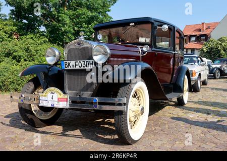 Wolmirstedt, Allemagne. 10th juin 2023. Une berline Ford Forder 1930 se dresse à l'Ohre Classic 13th. 110 participants participent à l'événement automobile classique avec leur voiture. Depuis le point de départ du Schlossdomäne Wolmirstedt, les amateurs de voitures classiques traverseront le nord de Saxe-Anhalt cette année. Credit: Peter Gercke/dpa/Alay Live News Banque D'Images